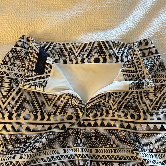 Black and white geometric pencil skirt. - Picture 4 of 4